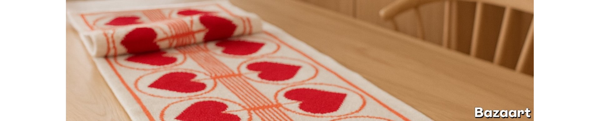 Vintage flakoner, bordl&oslash;bere og lyseduge.