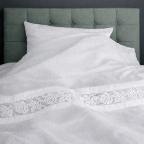 Smukt hvid vintage senges�t med mellem p� tv�rs af dynebetr�kket