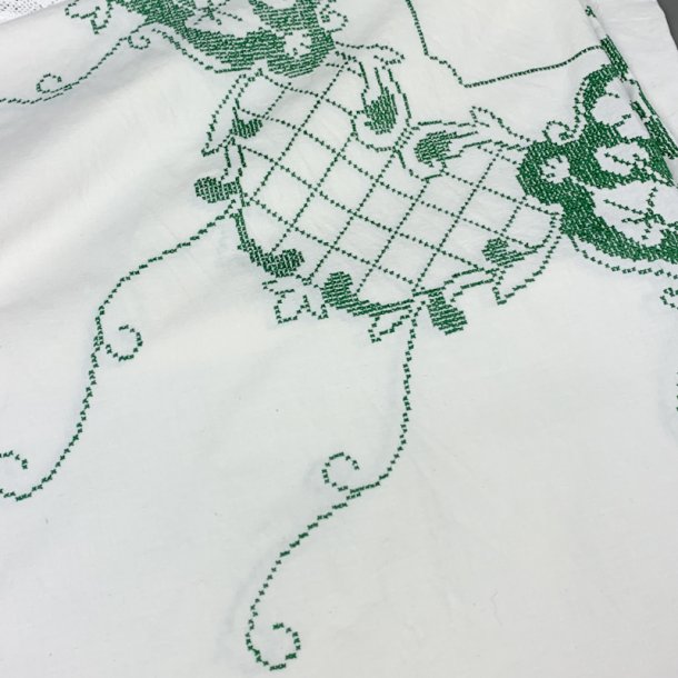 Smuk hvid vintage dug med gr�nt broderi � 130 x 130 cm