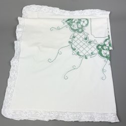 Smuk hvid vintage dug med gr�nt broderi � 130 x 130 cm