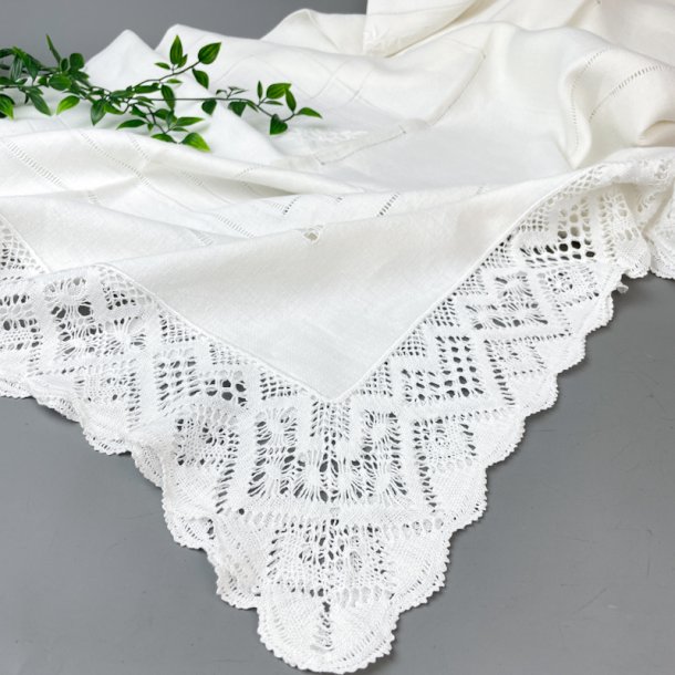 Elegant hvid dug med broderi og kniplinger