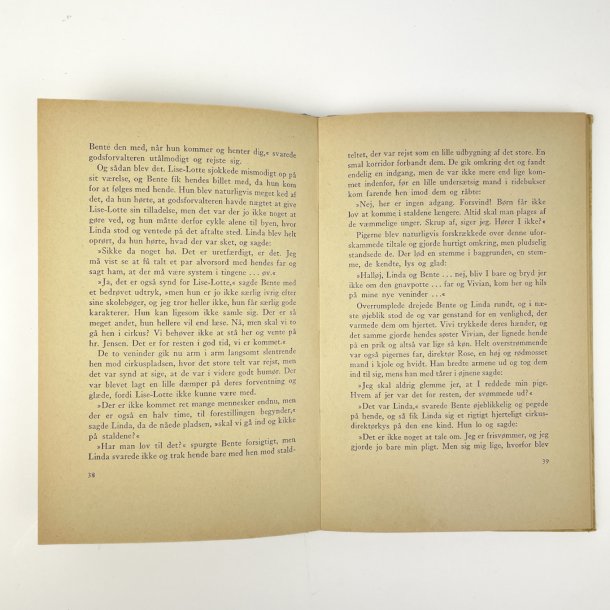 Cirkuspigerne og Lise Lotte af Birgit Bak - 1956