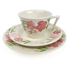 Blomstret vintage kaffekop med tallerkener
