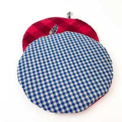 Zwei runde Retro-Topflappen