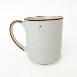 Retro Steingutbecher mit Kleemotiv