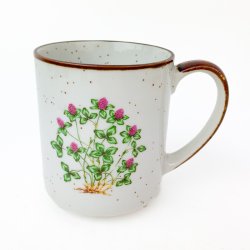 Retro Steingutbecher mit Kleemotiv