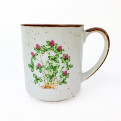 Retro Steingutbecher mit Kleemotiv