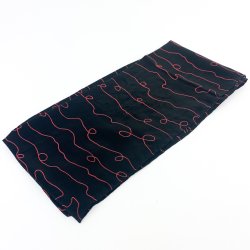 Schwarzes Vintage Tuch mit rotem Muster