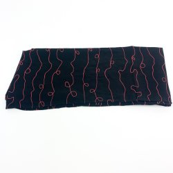 Schwarzes Vintage Tuch mit rotem Muster