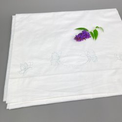 Hvidt vintage pyntelagen med sommerfuglebroderi