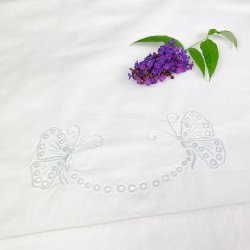 Hvidt vintage pyntelagen med sommerfuglebroderi