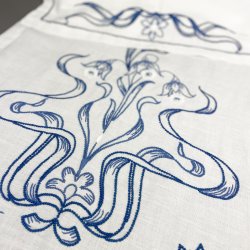 Weies Vintage Geschirrtuch-Vorhng mit blauer Stickerei