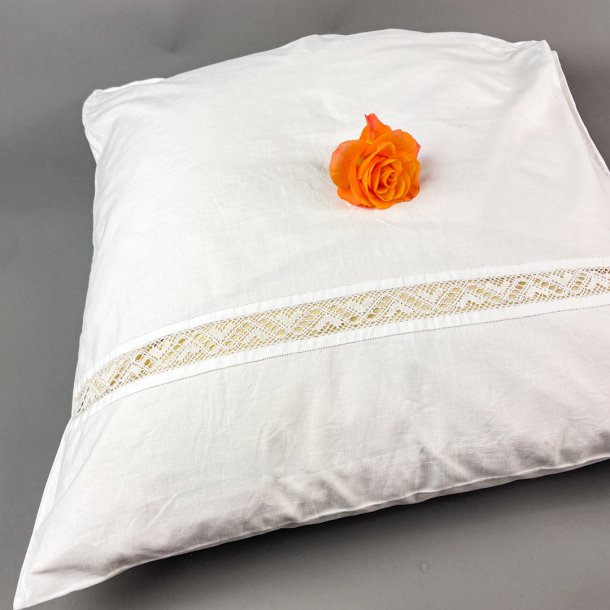 Hvidt vintage pudebetrk med mellemvrk