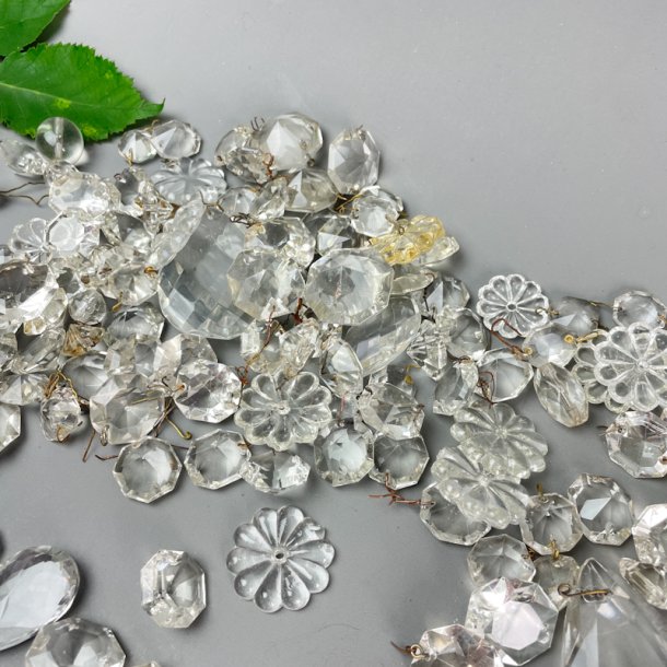 Vintage glasprismer og blomster