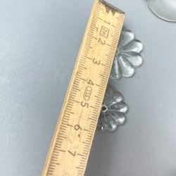 Vintage glasprismer og blomster