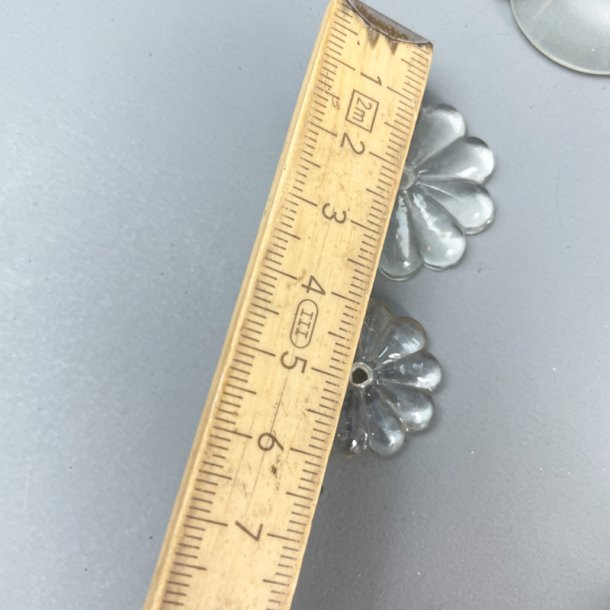 Vintage glasprismer og blomster