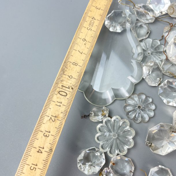 Vintage glasprismer og blomster