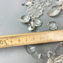 Vintage glasprismer og blomster