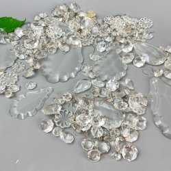 Vintage glasprismer og blomster