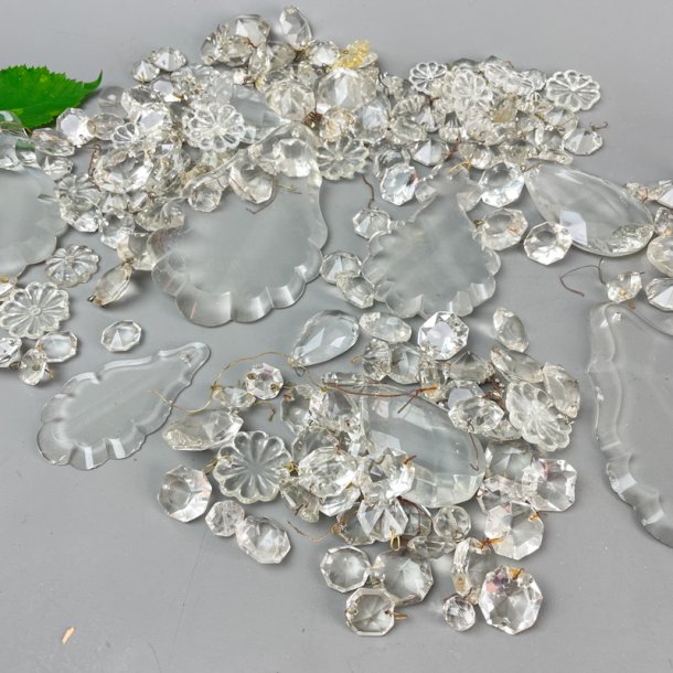 Vintage glasprismer og blomster