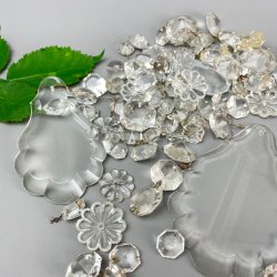 Vintage glasprismer og blomster