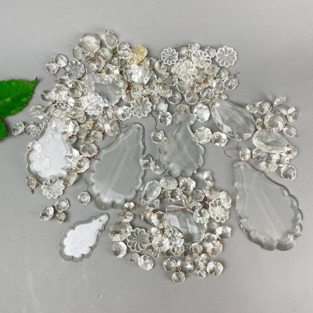 Vintage glasprismer og blomster