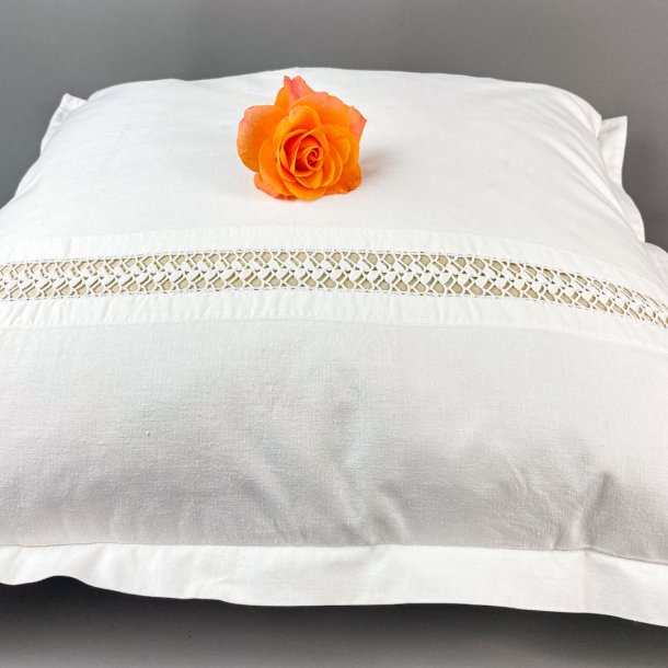 Hvidt vintage pudebetrk med mellemvrk