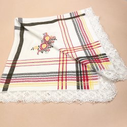 Broderet vintage dug med blomster � 130 x 130 cm