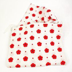 Hvidt retro senget�j med r�de blomster