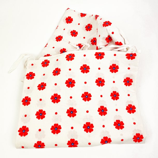 Hvidt retro senget�j med r�de blomster