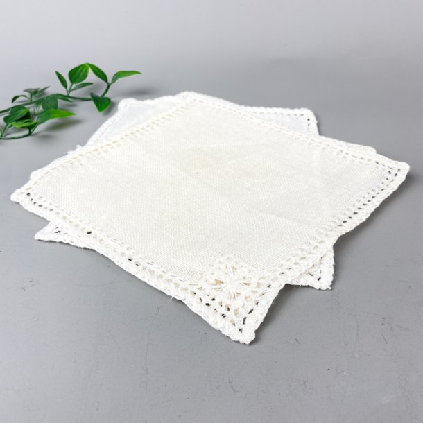 Fire flakoner med smukt h�ndarbejde