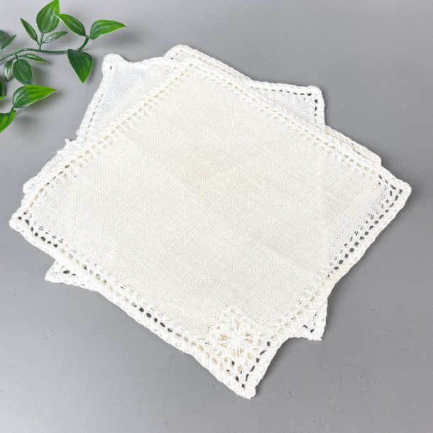 Fire flakoner med smukt h�ndarbejde