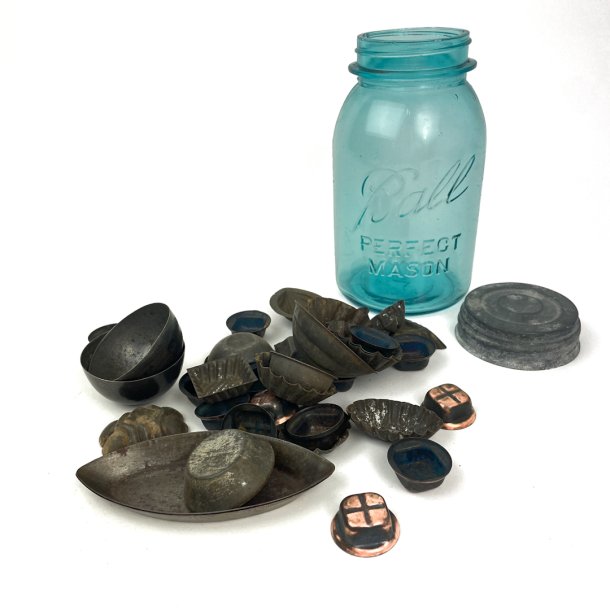 Vintage glas med gamle chokolade forme