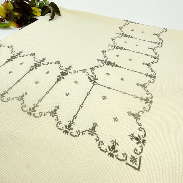 Gul vintage dug med korsstingsbroderi  110 cm