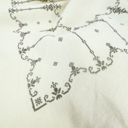 Gul vintage dug med korsstingsbroderi  110 cm