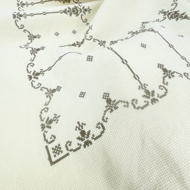 Gul vintage dug med korsstingsbroderi  110 cm