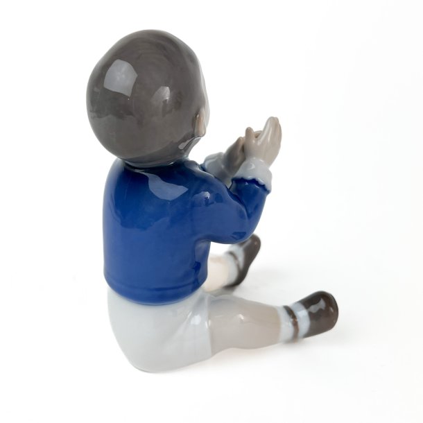 Siddende dreng Bing &amp; Gr�ndahl 2374