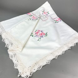 Hvid vintage dug med blomster broderi  140x140 cm