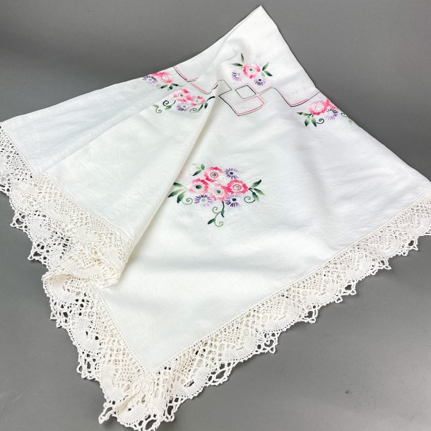Hvid vintage dug med blomster broderi  140x140 cm