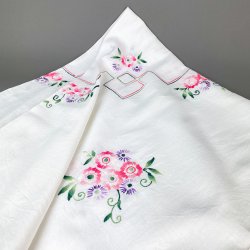 Hvid vintage dug med blomster broderi  140x140 cm