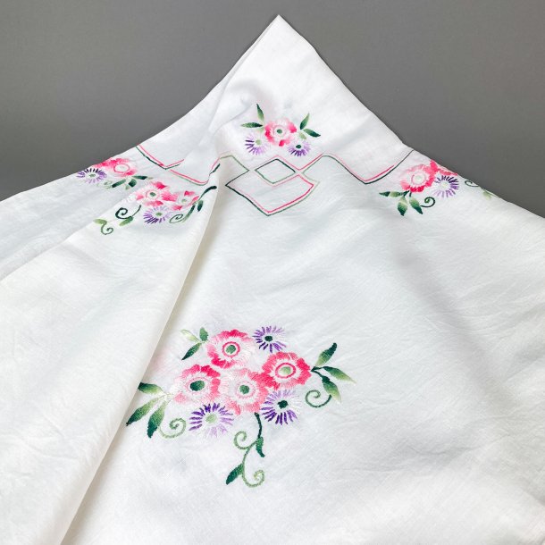 Hvid vintage dug med blomster broderi  140x140 cm