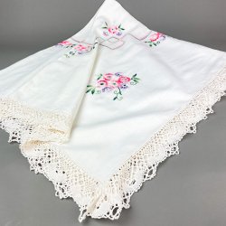 Hvid vintage dug med blomster broderi  140x140 cm