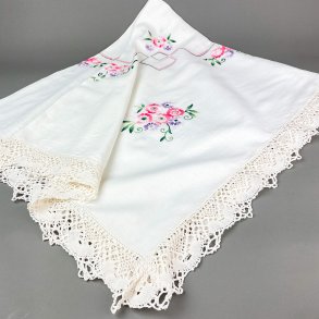 Hvid vintage dug med blomster broderi  140x140 cm