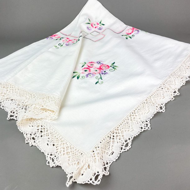 Hvid vintage dug med blomster broderi  140x140 cm