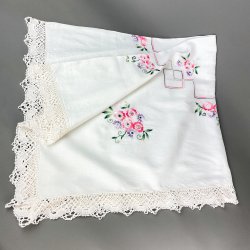 Hvid vintage dug med blomster broderi  140x140 cm