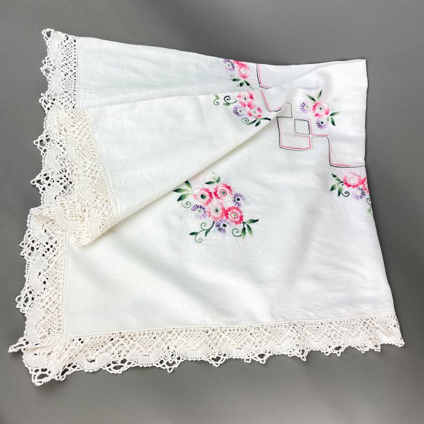 Hvid vintage dug med blomster broderi  140x140 cm
