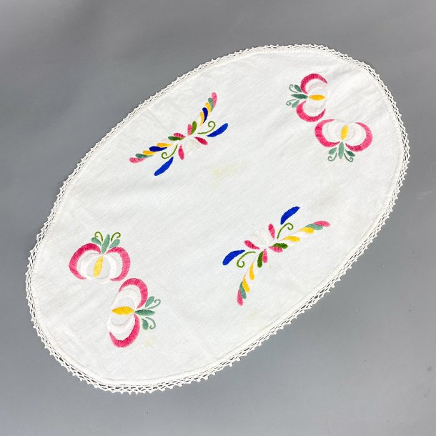 Hvid vintage lysedug med broderi