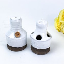 Keramik-Zahnstocherhalter und Pfefferstreuer  Ulla Lnow