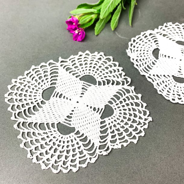 To hvide vintage flakoner