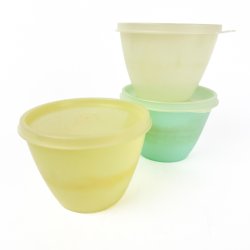 Tre pastelfarvede Tupperware b�tter med l�g